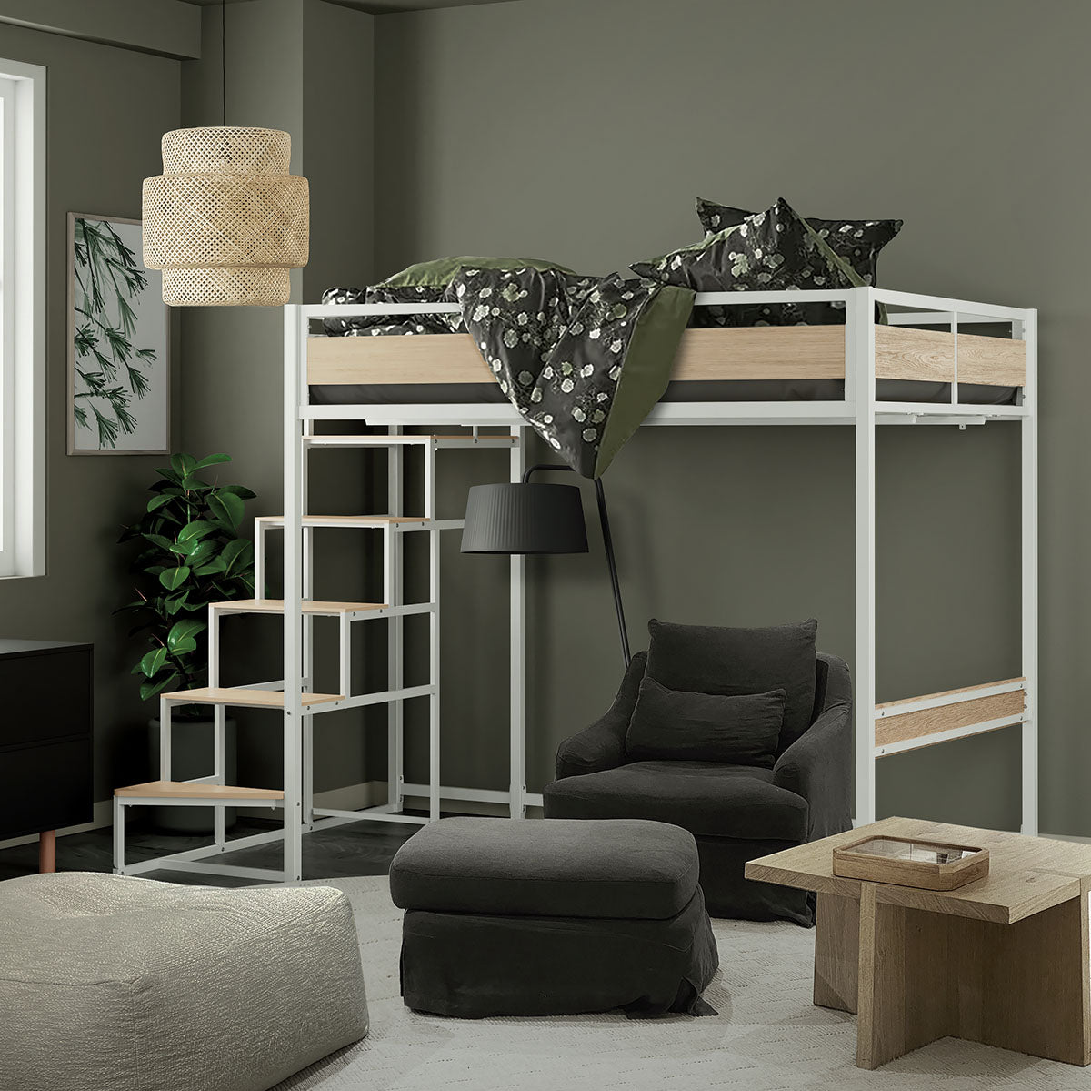 Lit mezzanine 140x190 cm en métal blanc avec panneaux bois clair et escalier latéral réversible, aménagé dans un intérieur moderne et cosy. Parfait pour maximiser l’espace au sol avec style, tout en offrant un couchage en hauteur sécurisé et design.